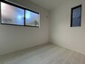 寝室 白色の壁紙・床・天井はお部屋を広く、開放感のある空間を演出します。