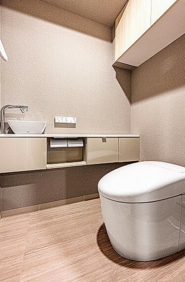トイレ デザイン性の高いタンクレストイレを採用。手洗い器や上部吊戸棚など、収納も確保されてます。