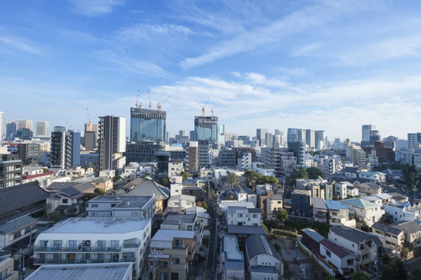 眺望 お住まいからの眺望です。近代的なビル群が一望できる、開放感のある景色をご覧いただけます。