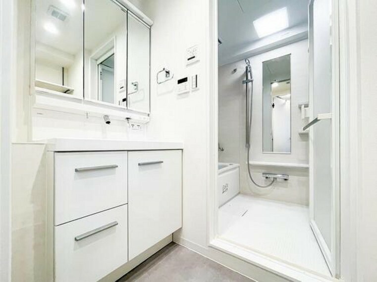 鏡が三つ付いているため、三方から姿をチェックできます。また鏡の裏に収納スペースがあるため歯ブラシや化粧水といった小物を鏡裏に隠せ、小物を隠せることで、生活感が出にくくスタイリッシュな洗面化粧台を使用