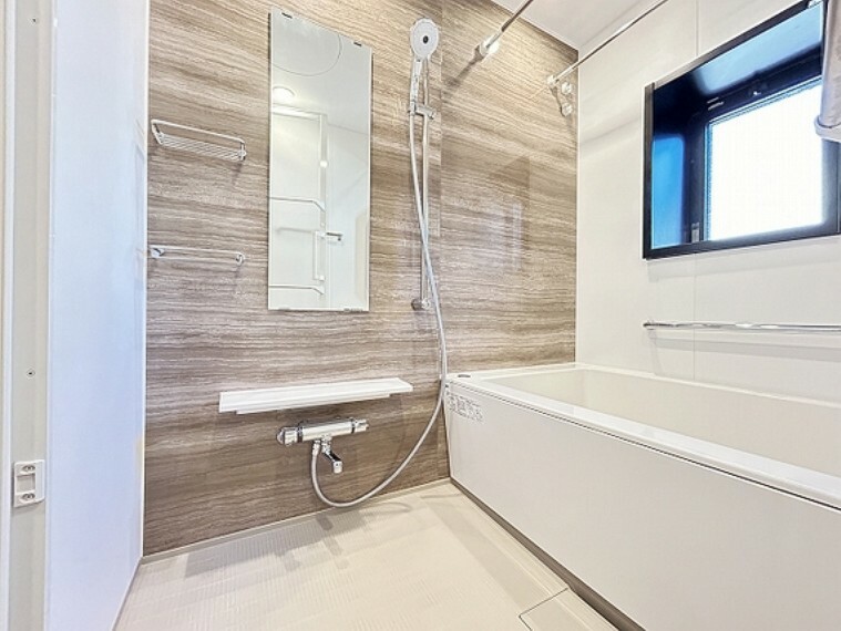 浴室 上品な色合いが魅力のバスルームは、ほっと落ち着く空間を作り出しています。