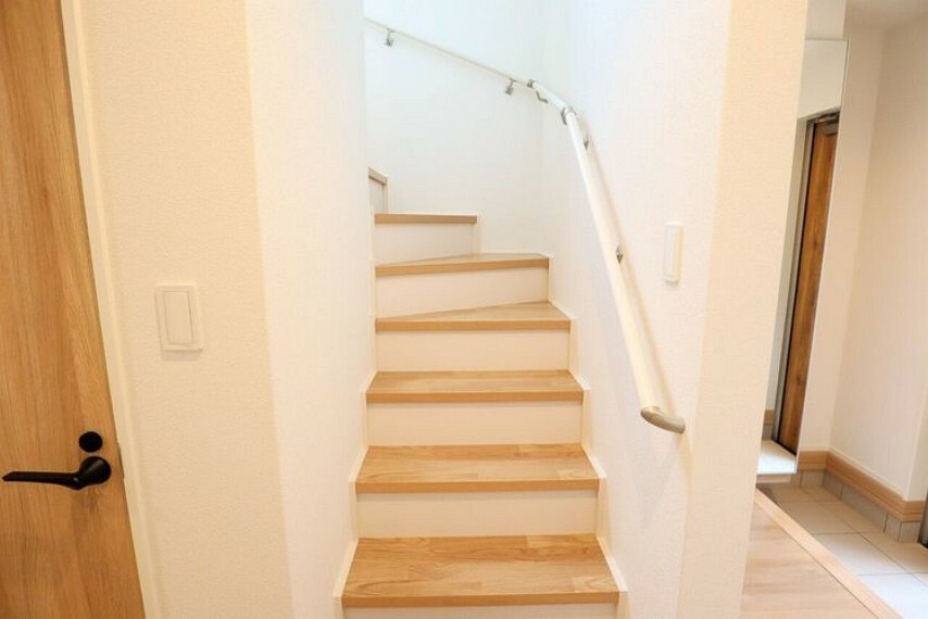 階段　手すり付きの階段 段差を緩やかに設計していますので、小さなお子様やご年配の方にも安心です