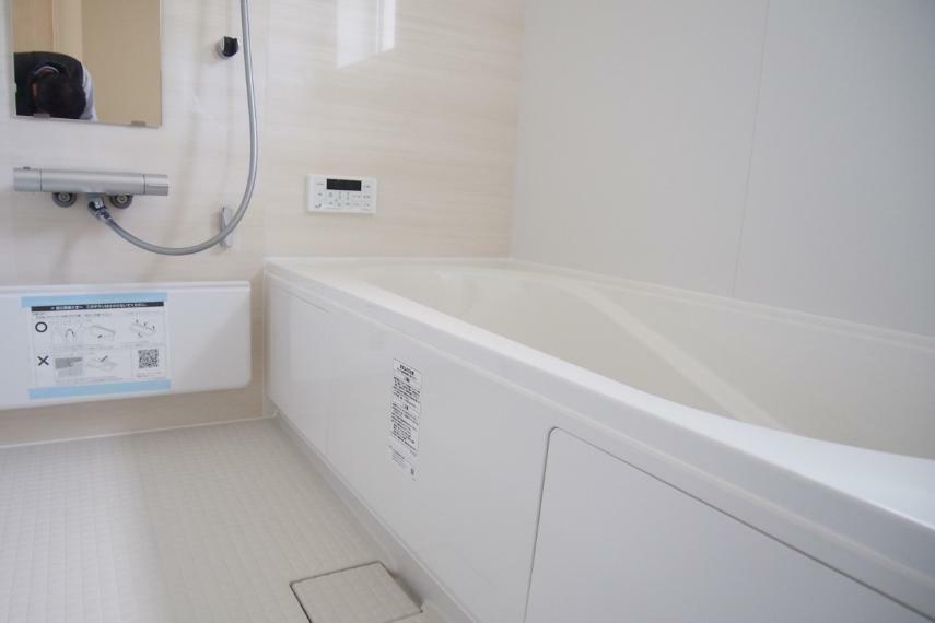 浴室 心地よいバスタイムを演出する浴室はゆとりあるサイズを採用。保温機能付き、汚れをはじく有機ガラス系の新素材を採用した浴室。美しく機能的な設備を採用。