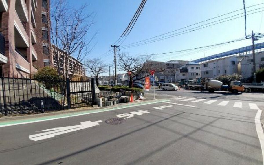 現況写真 《前面道路》■現地は前面道路と高低差のない開放的な佇まい。