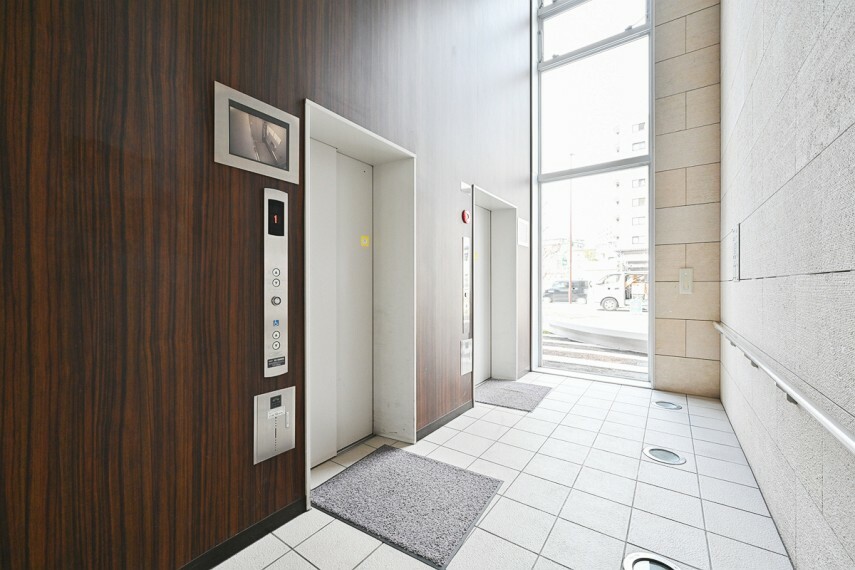 エレベーターは2基ありオートロックと同じ鍵がないと操作ができないホテルのようなセキュリティ
