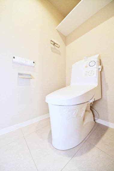トイレ スッキリとしたデザインの温水洗浄便座付きトイレ。便利な棚付きです。