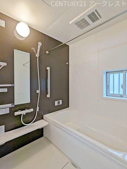 浴室 明るく清潔感のあるバスルームでリラックスバスタイム。バスタブにつかって寛ぎながら心と体をリフレッシュ。一日の疲れを癒してくれる清潔感のあるバスルーム。