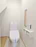 トイレ シンプルな内装のスッキリとしたトイレです。お手入れやお掃除が、簡単にできるシンプルなデザインのトイレです。