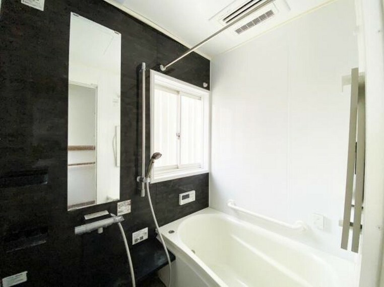 浴室 追い焚き、自動オートバス機能付き。浴室換気乾燥暖房機も設置されています。
