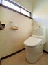 トイレ 1階のトイレは温水洗浄機能付き。小窓付きのため換気もしっかり行えます。