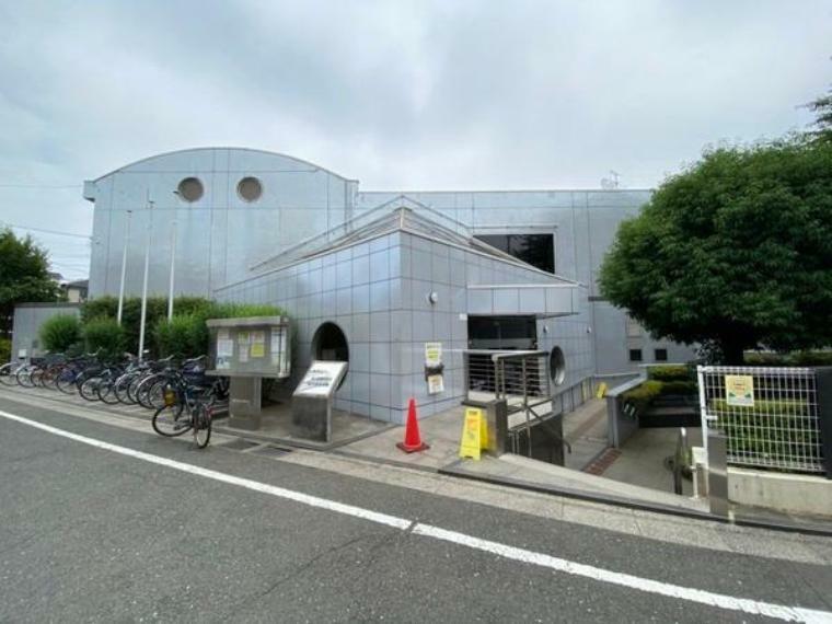 図書館 練馬区立南大泉図書館 西武池袋線「保谷駅」南口から徒歩15分。平成5年に開館した比較的新しい図書館です。青年館併設という特徴をいかして、イベントも開催。気楽に楽しく利用できる図書館です。