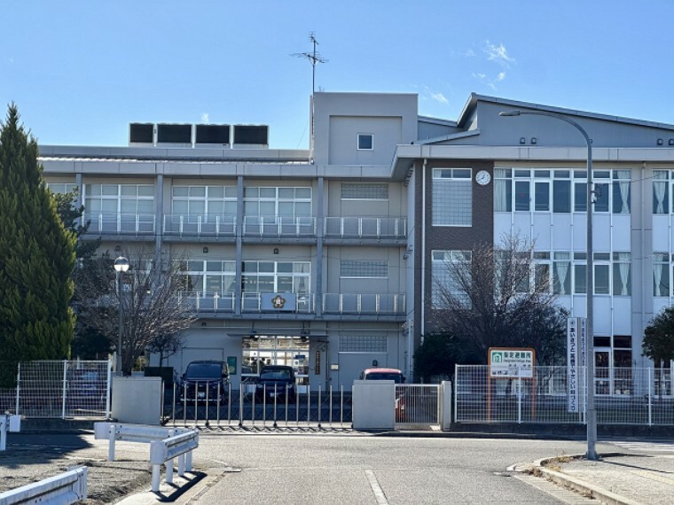 小学校 現地から1800m～1870m。　岩切小学校　開校150年以上をほこる仙台市内でも歴史のある小学校。