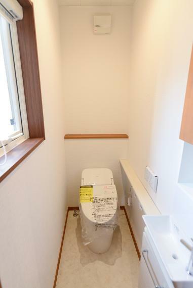 トイレ 窓を備え明るく通気性のよい空間。掃除がしやすいタンクレスタイプです！