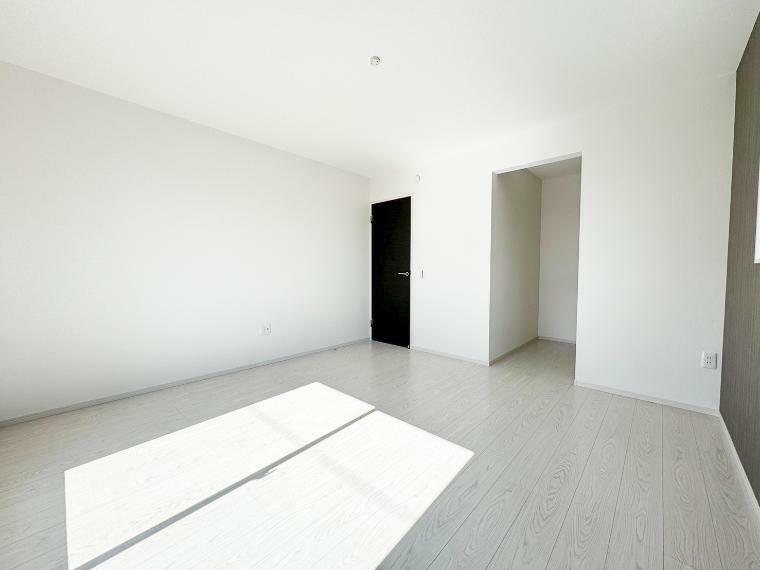 ナチュラルデザインの洋室は、家具を合わせやすい配色なので模様替え等もしやすいです。