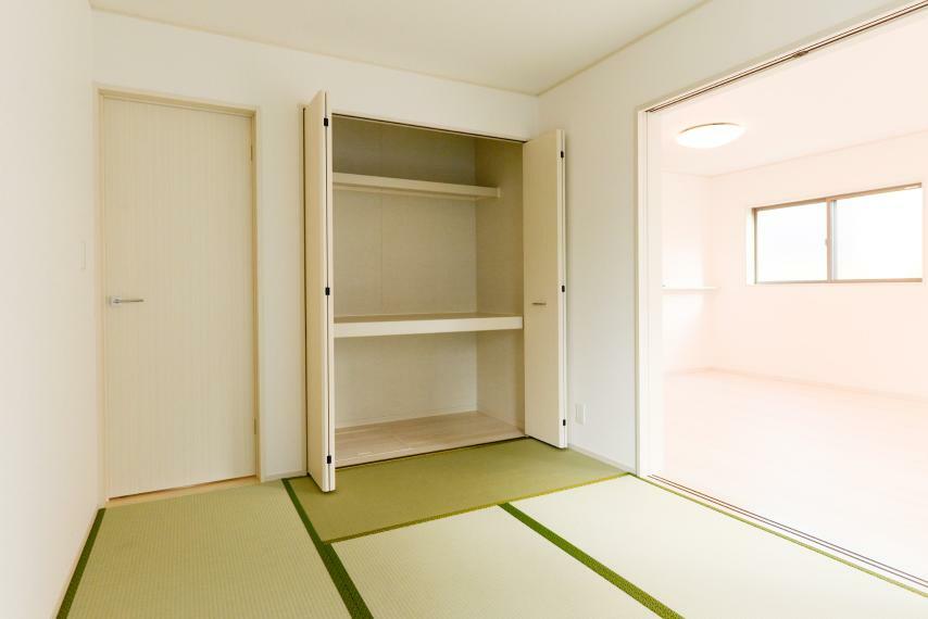 和室 和室はクローゼット風の押入つきで来客用のお布団もきちんと収納できます！