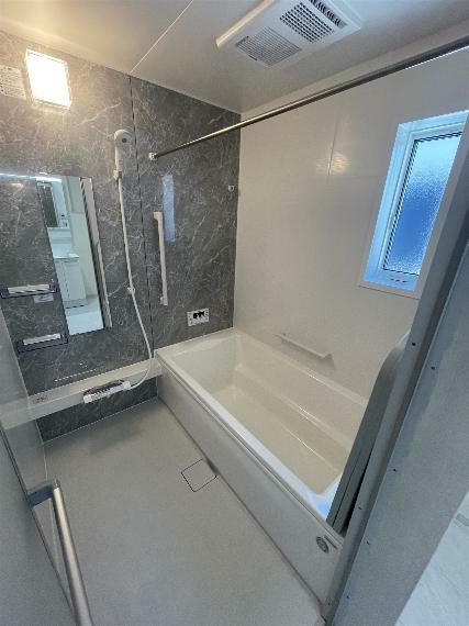 浴室 ゆったりと足を伸ばせるバスルームは小窓付きで換気も安心