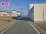 現況写真 前面道路はゆとりの6m！車通りが少なく、駐車が苦手な方でも安心の道路幅です