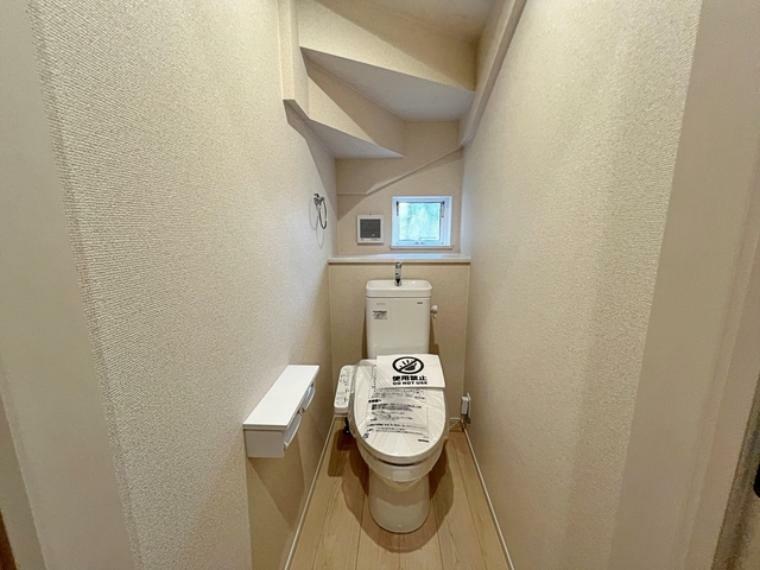 トイレ 温水洗浄機能の付いた快適なトイレ  窓から光を取り入れ明るいトイレ。風通しも良くなり嫌な臭いがこもるのを防ぎます。
