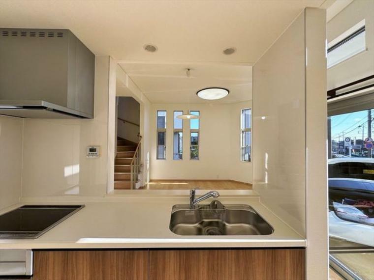 吊戸棚で視界を遮らず、パノラマ感を重視したタイプのキッチンスペース。