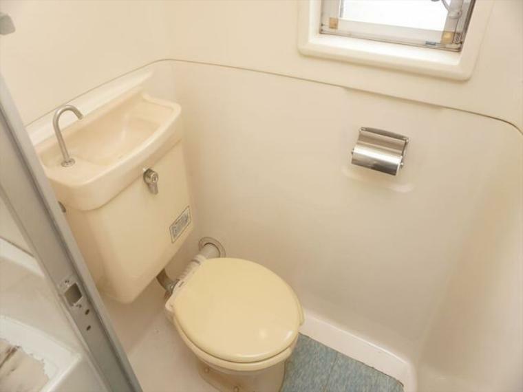 トイレ 小窓付きのトイレで自然換気も十分です