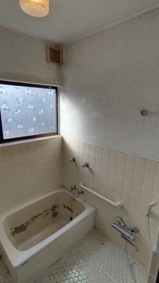 浴室 【現況】お風呂はユニットバスです。一坪サイズのお風呂のため足を伸ばして一日の疲れを癒せます。