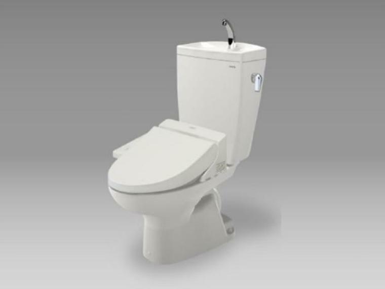 トイレ 【リフォーム中】1階トイレです。LIXIL製の温水洗浄機能付きに新品交換します。キズや汚れが付きにくい加工が施してあるのでお手入れが簡単です。直接肌に触れるトイレは新品が嬉しいですよね。