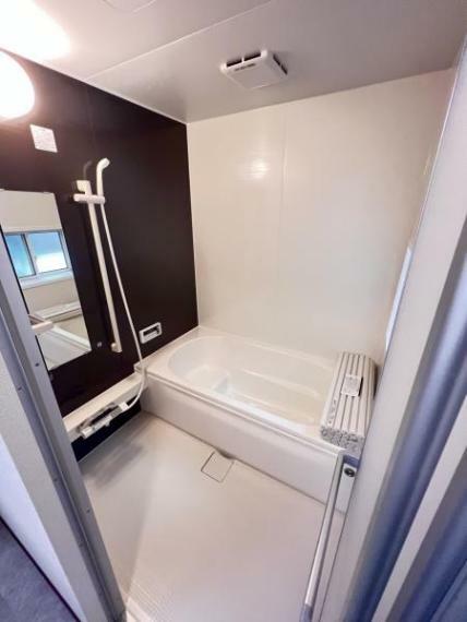 浴室 【リフォーム済】浴室はHousetec製の新品のユニットバスに交換しました。。足を伸ばせる1坪サイズの広々とした浴槽で、1日の疲れをゆっくり癒すことができますよ。
