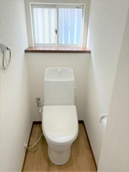 トイレ 【内外装リフォーム完成】1階トイレです。こちらはクリーニングいたしました。窓と換気扇がついてますので換気も安心の明るいトイレです。小さい収納棚もついてて便利ですね。