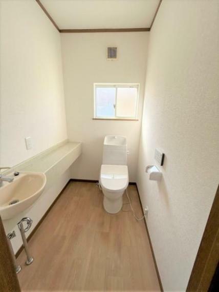【内外装リフォーム完成】2階トイレ写真です。2階トイレはクリーニング済みです。小さい洗面化粧台も御座いますので広さも十分ございます。
