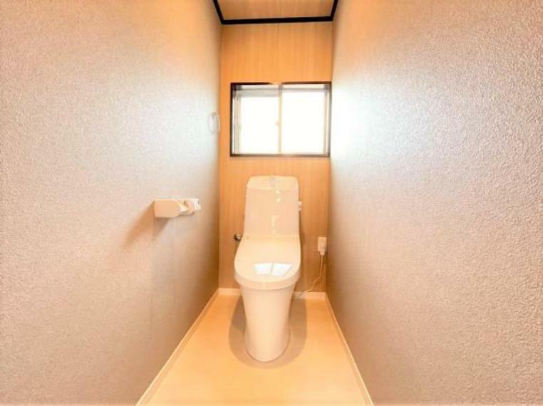 玄関 【同仕様画像】トイレは新品に交換予定です。