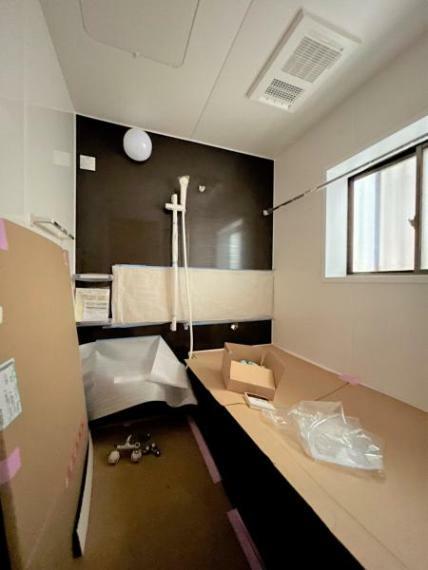 浴室 【リフォーム中】浴室はハウステック製の新品のユニットバスに交換しました。浴槽には滑り止めの凹凸があり、床は濡れた状態でも滑りにくい加工がされている安心設計です。