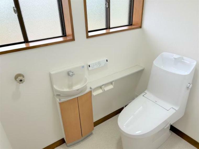 【リフォーム済/トイレ】トイレはLIXIL製の温水洗浄機能付きに新品交換します。キズや汚れが付きにくい加工が施してあるのでお手入れが簡単です。直接肌に触れるトイレは新品が嬉しいですよね。