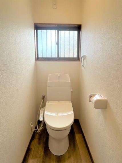 トイレ 【リフォーム済】トイレ便器は新品交換しました。壁・天井のクロス、床のクッションフロアを張り替えて、清潔感溢れる空間にしました。