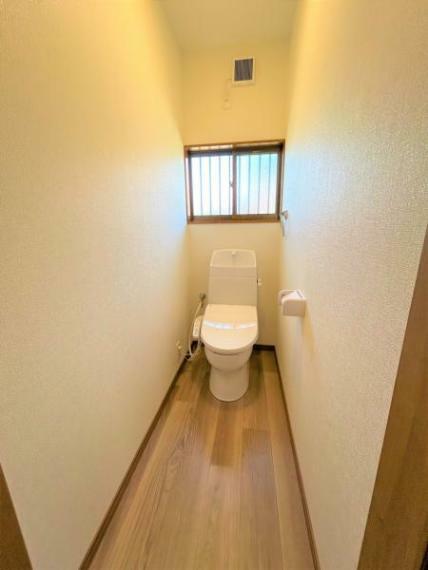 【リフォーム済】トイレ便器は新品交換しました。壁・天井のクロス、床のクッションフロアを張り替えて、清潔感溢れる空間にしました。