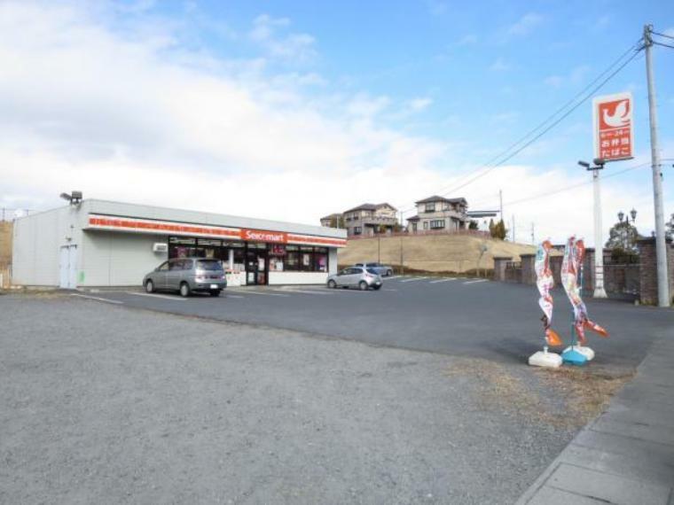 コンビニ セイコーマート様まで徒歩8分（600m）。コンビニが徒歩圏にあると車や自転車を使う必要がないので助かりますね。