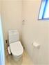 トイレ 【リフォーム済】トイレ写真です。温水洗浄機能付きに新品交換します。LED照明交換、天井・壁のクロス貼り替え、床はクッションフロアを貼り替えて清潔感あふれる空間になりました。
