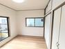 【リフォーム済】2階洋室写真です。床フローリング張り、クロス張替え、LED照明交換済です。バルコニーに出入り可能です。