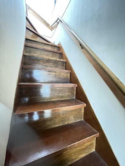 【リフォーム中/階段】壁天井クロス張替え、階段には安全性を考慮して滑り止めを設置していきます。