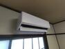 冷暖房・空調設備 【リフォーム済】和室に1台エアコンを設置しました。新生活に欠かせない設備であるエアコンも、新しく用意するとお金がかかってしまいますが、1台設置済みの分負担が軽減されますよ。