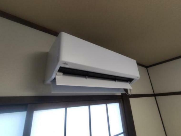 冷暖房・空調設備 【リフォーム済】和室に1台エアコンを設置しました。新生活に欠かせない設備であるエアコンも、新しく用意するとお金がかかってしまいますが、1台設置済みの分負担が軽減されますよ。