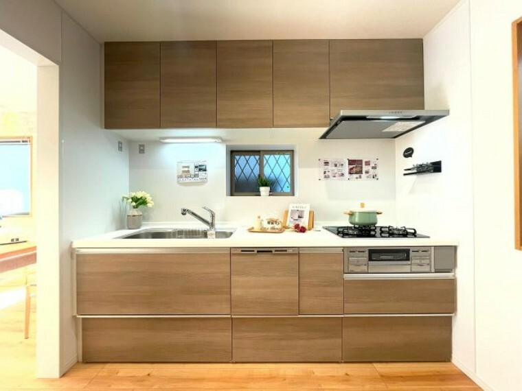 キッチン 食器の出し入れがしやすいスライドオープン式です。収納豊富なシステムキッチンになります。