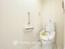 トイレ 「温水洗浄便座付きトイレ」収納スペースが設けられたトイレは、1階と2階に完備。いつも清潔な空間であって頂けるよう配慮された造りです。