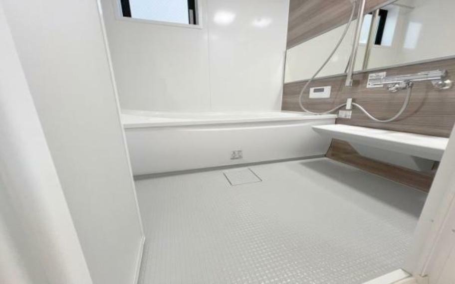 浴室 《浴室》　■高級感のあるバスルームは一日の疲れを癒す居心地の良い空間です。