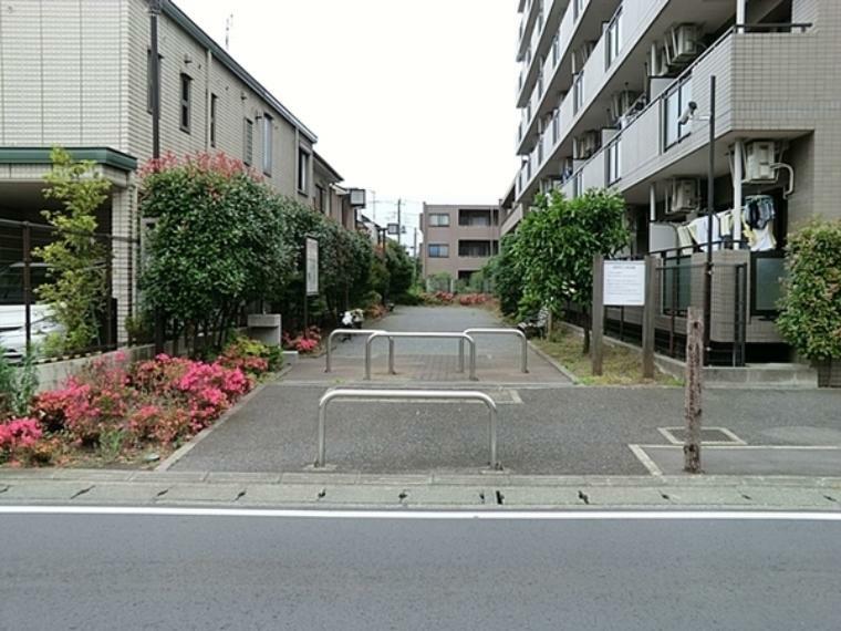 公園 西北五丁目公園 住宅街の小さな公園です。小さなお子さんと、ちょっと日向ぼっこが出来そうです。