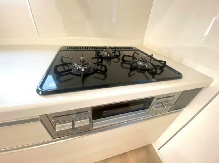 キッチン 《システムキッチン》三口タイプのガスコンロがあれば、複数の料理を同時に調理できるので、効率よく調理することができます。また、大きな鍋やフライパンも使えるため、料理の幅が広がります。