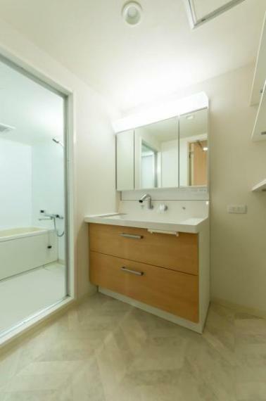 「広々洗面ルーム」<BR/>1日の始まりや入浴前に入る空間だからこそ、清潔感や広さが重要になる。三面鏡、収納豊富な洗面化粧台