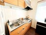 キッチン ナチュラルカラーのシステムキッチンはビルトイン浄水器・滑らかな形状のワイドシンク・たっぷりの収納スペースなど高機能タイプ！コンパクトながら使い勝手の良いキッチンです！