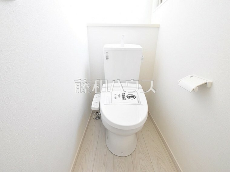 トイレ トイレはいつまでも清潔な空間を保てるように、目に留まるだけではなく、汚れを拭き取り易いフロアと壁紙にしました。 【八王子市長沼町】トイレ　