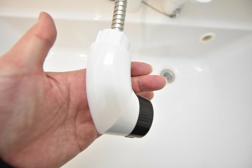 洗面化粧台 お手入れしやすいハンドシャワー水栓付きです。