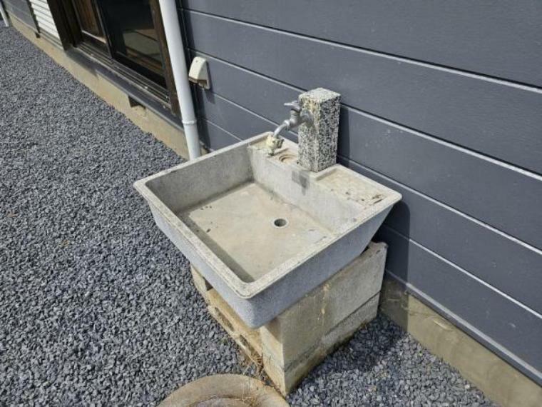 【外水道】外水道が敷地内にあるので、洗車や庭の手入れにもご活用いただけます。水道は点検済みです。